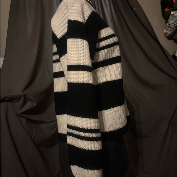 Equipment Femme • Soft • 100% Wool • Black and White (off white) Striped Sweater - Picture 15 of 16